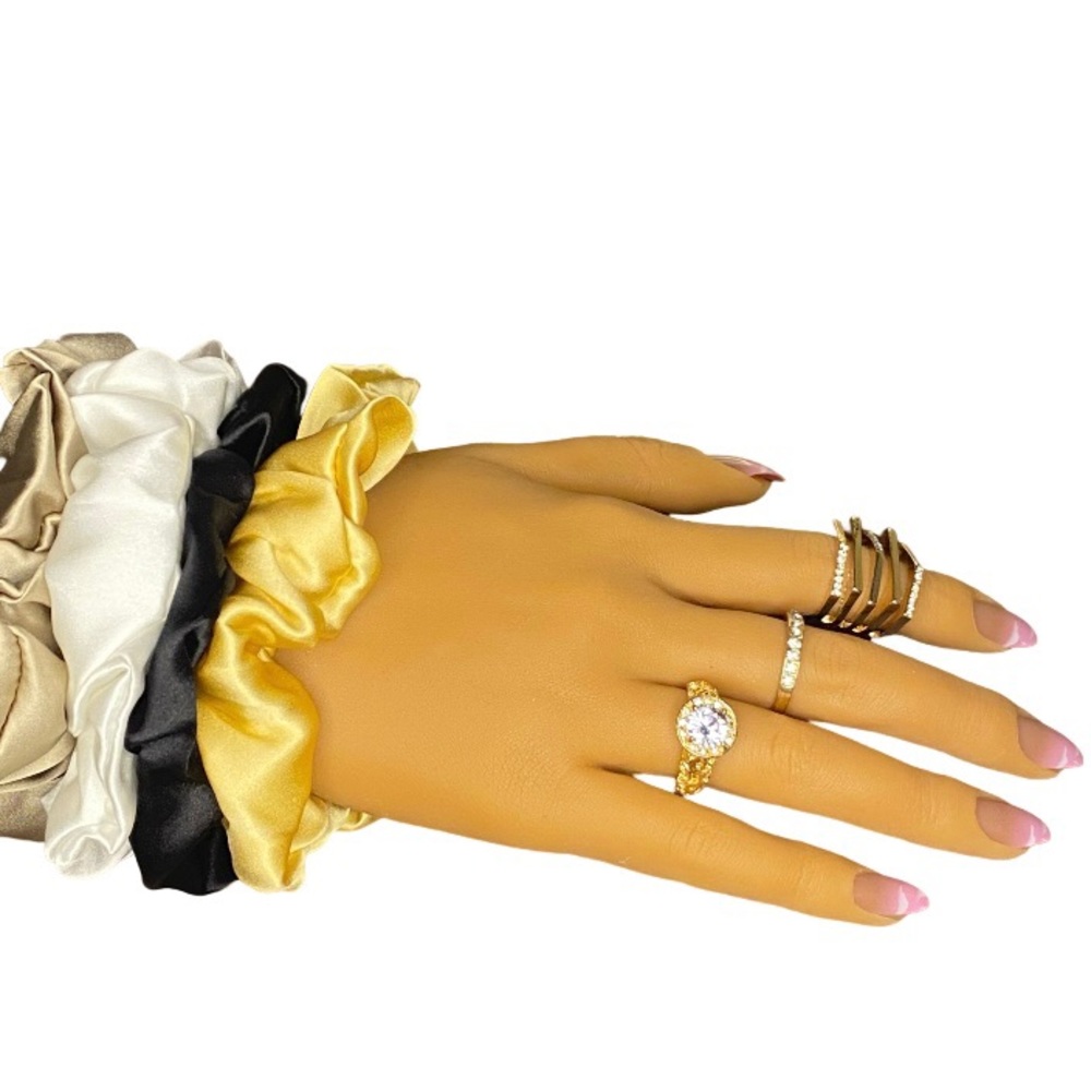 ✨SOLD✨ 🎉3 for $15🎉 4pcs Satin Hair Ties